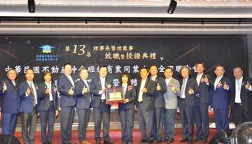 1372805_000650d11224f2c09e4517659b4c43e3