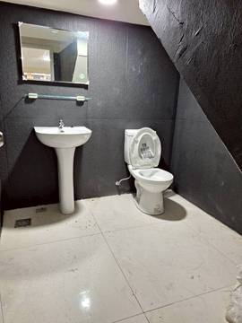 愛國街圓環旁店面