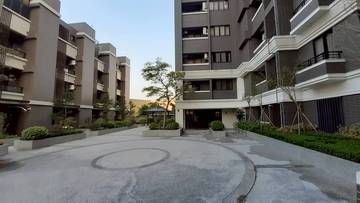 ;棒球場旁輕齡華廈